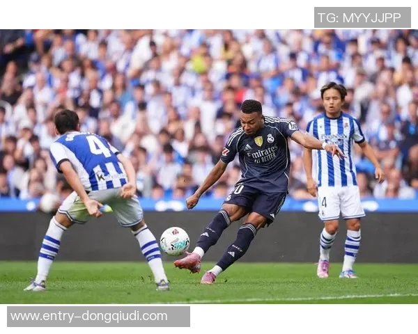 姆巴佩梅开二度助力皇马取胜社媒分享庆祝瞬间展现球队团结力量